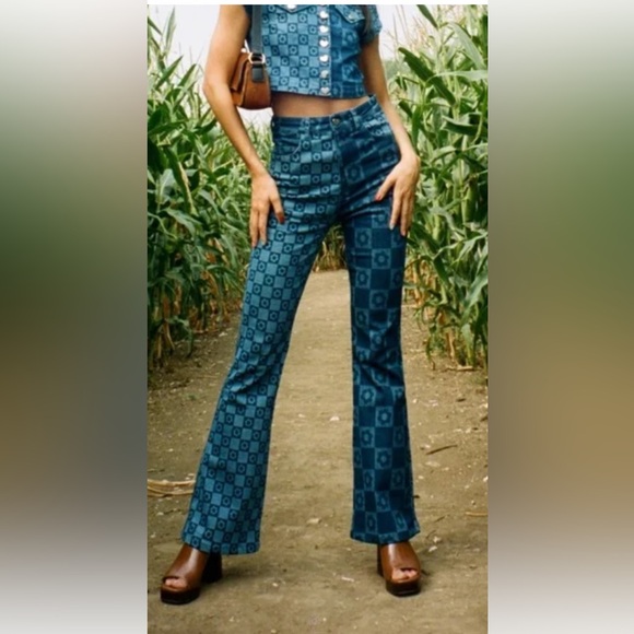 Blue flare jeans with flower detail - Picture 1 of 4